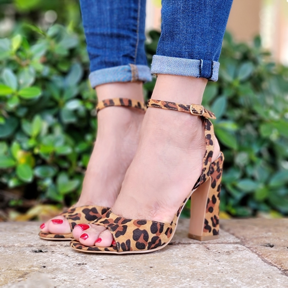 Women's Leopard Ankle Strap Chunky High Heels sandals - Picture 2 of 9